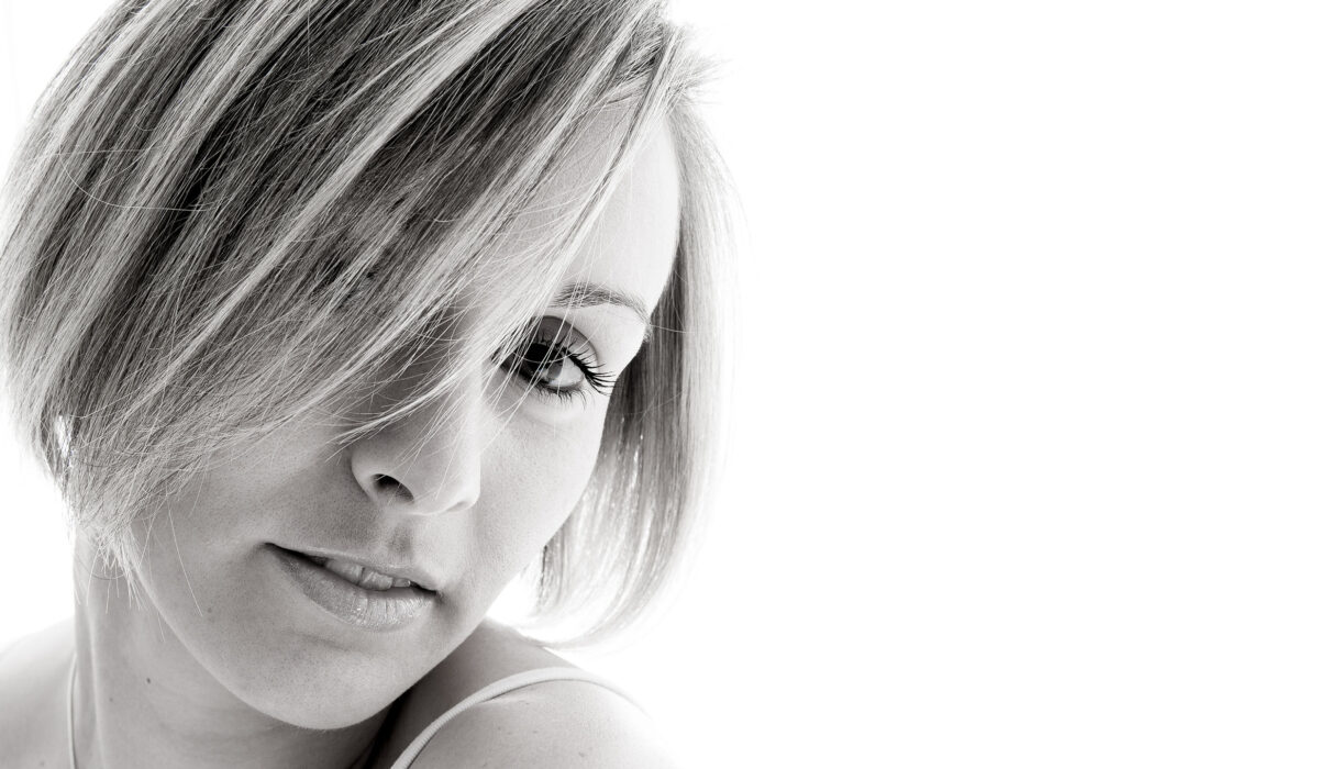 Portrait studio noir et blanc et high-key au nord de Rouen par Cyril Perrier