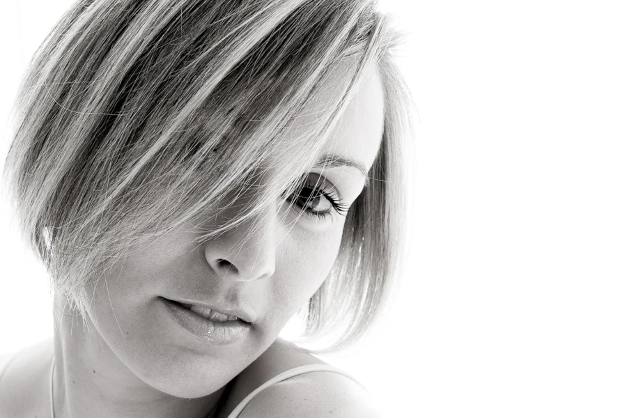 Portrait high key femme en studio - Cyril Perrier photographe portraitiste Normandie