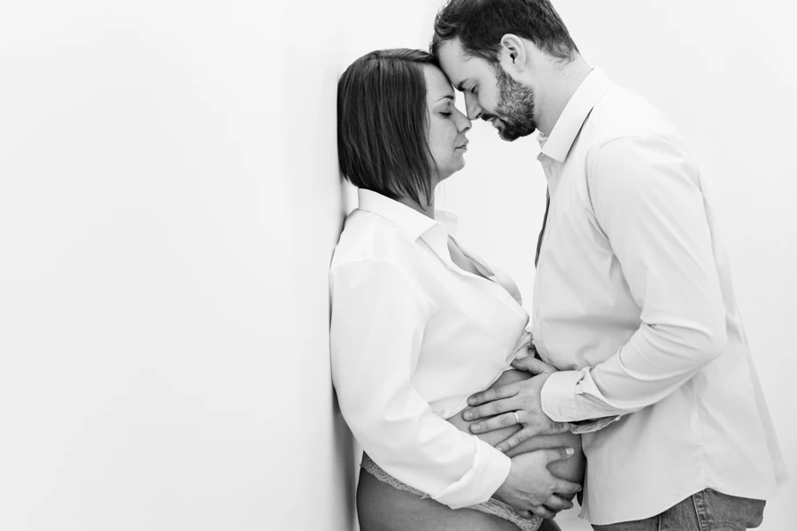 Séance photo grossesse couple à domicile - Cyril Perrier photographe Normandie